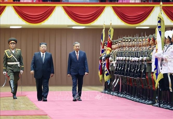 Tô Lâm và cái bắt tay với Kim Jong Un: Một bước lùi vào bóng tối